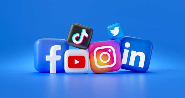 Treści na social media - grafika do tekstu. Na obrazku: ikonki mediów społecznościowych. Autor: Mariia Berezovsky, źródło: Unsplash.