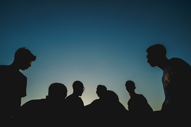 Jak pisać do grupy docelowej? - grafika do tekstu. Na obrazku: grupa ludzi. Autor: Papaioannou Kostas, źródło: Unsplash.