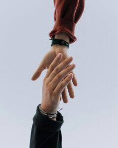 Jak opisać proces współpracy na stronie internetowej? - grafika do tekstu. Na obrazku: dłonie w uścisku. Autor: Austin Kehmeier, źródło: Unsplash.