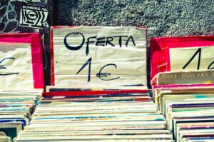 Błędy w tekstach sprzedażowych - grafika do tekstu. Na obrazku: kartka z napisem "oferta". Autor: Jose Antonio Gallego Vazguez, źródło: Unsplash.